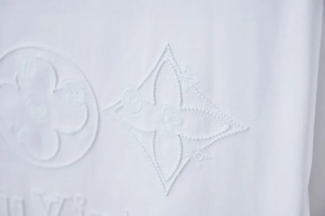 🅿️180 1V 25SS early spring new style embroidered LV letter short sleeves light luxury essential item for daily commuting for men and women Correct version Welcome to compare Detailed features · 320g 100% pure cotton double yarn jersey fabric · Special thickened 32 pieces of double-strand 1X1 thread in the same vat · Imported Tajima machine hollow show embroidered LV letter technology · Double needle stitching and cross-stitch technology · Original main mark, washable tag, brand moisture-proof paper packaging Color: black/white Size: S/M/L/XL